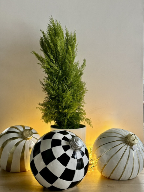 Bombka ceramiczna MAXI - Winter Ball (biała w czarną kratę)
