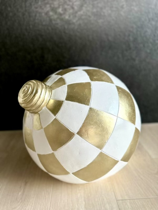 Bombka choinkowa MAXI - Winter Ball (biała w złotą kratę)