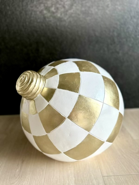 Bombka choinkowa MAXI - Winter Ball (biała w złotą kratę)
