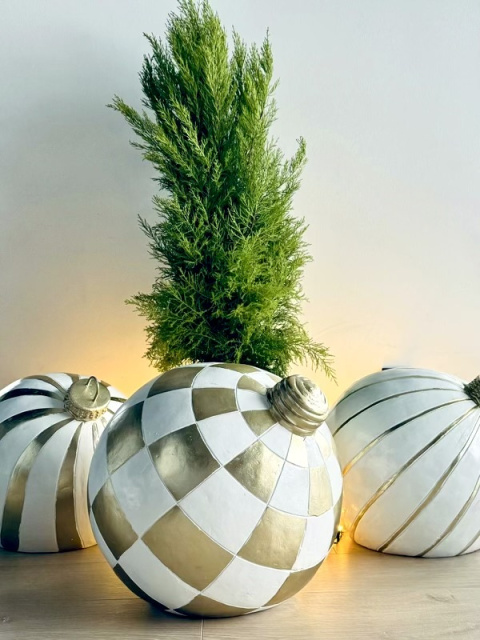 Bombka choinkowa MAXI - Winter Ball (biała w złotą kratę)