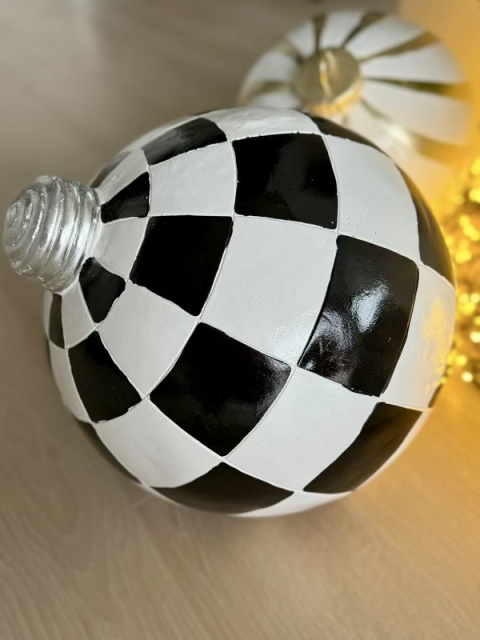 Bombka ceramiczna MAXI - Winter Ball (biała w czarną kratę)