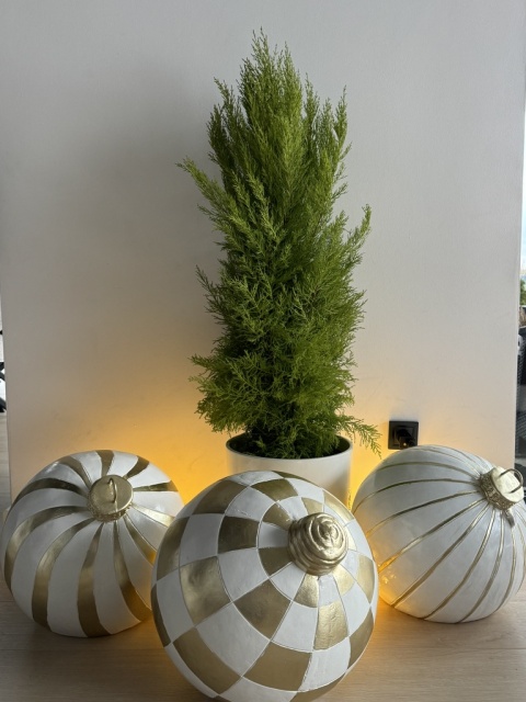 Bombka ceramiczna MAXI - Winter Ball (biała w złote fale)
